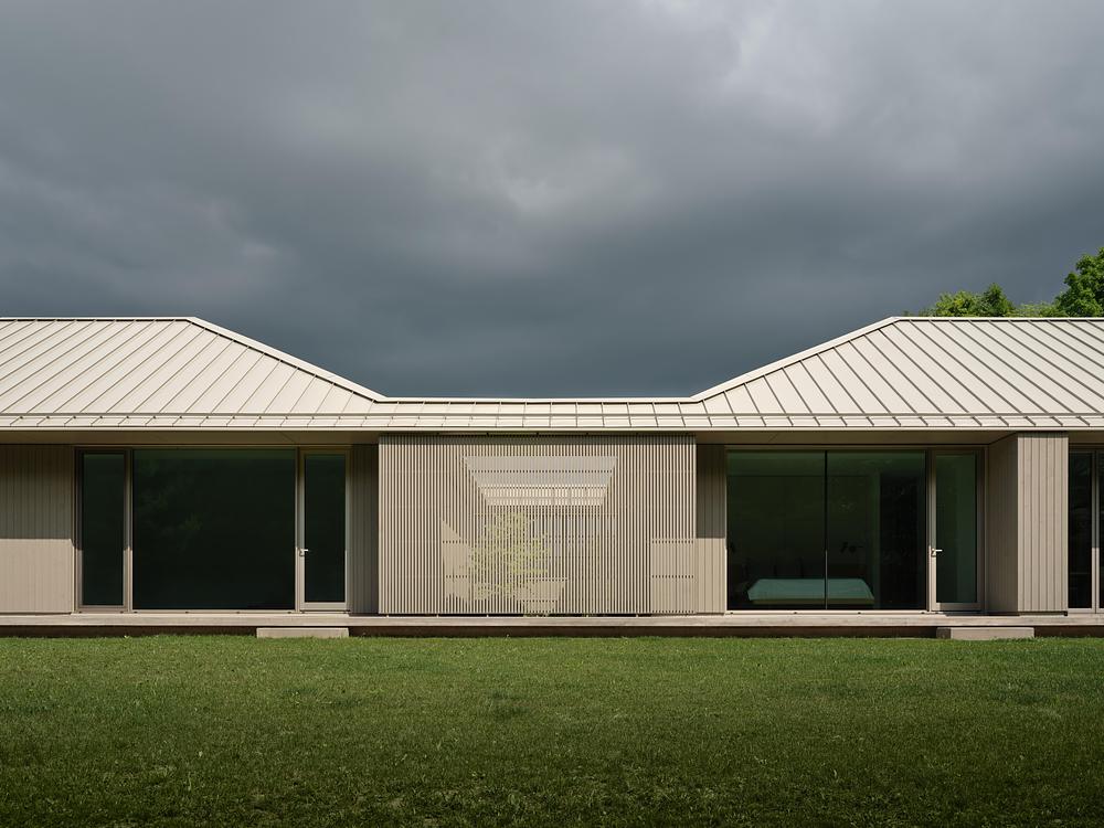 Superkül integrates Ridge House with landscape through sloping roof -