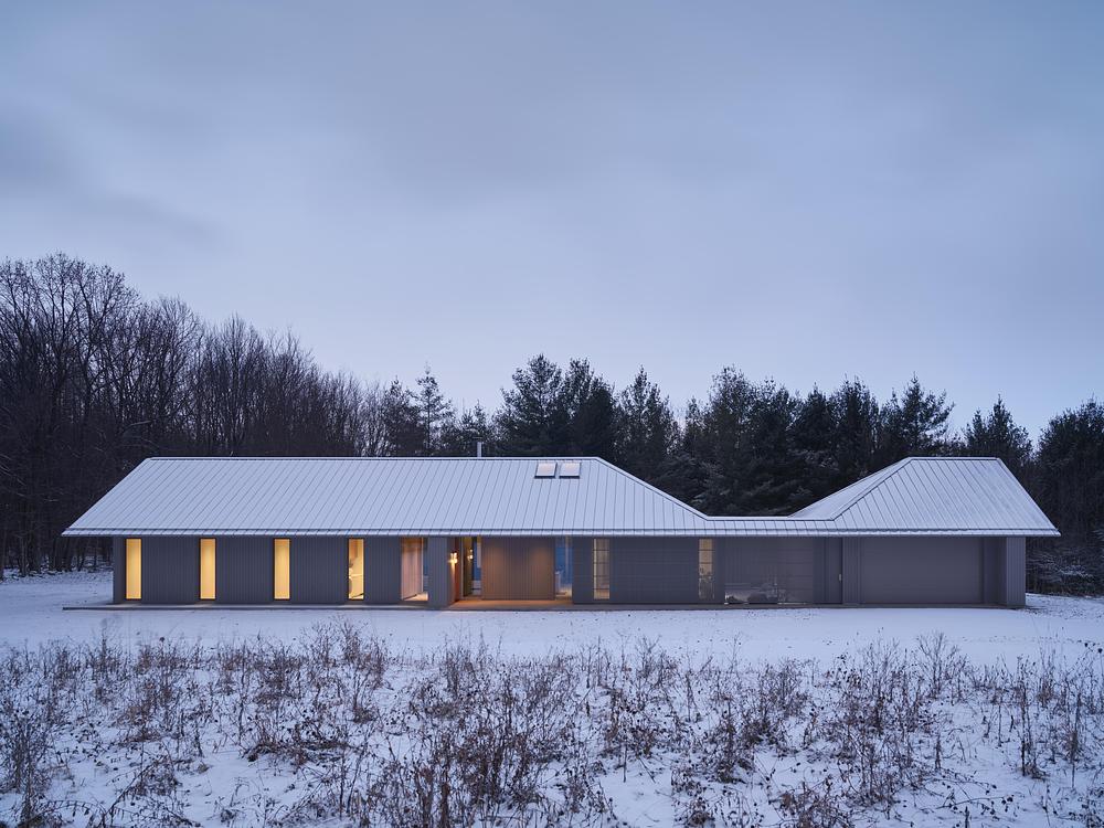 Superkül integrates Ridge House with landscape through sloping roof -