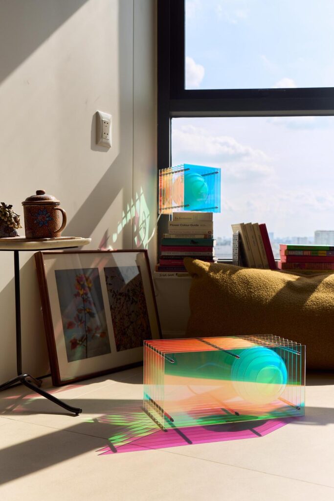 Lớp sculptural lighting with sphere reflected through layered acrylic panels