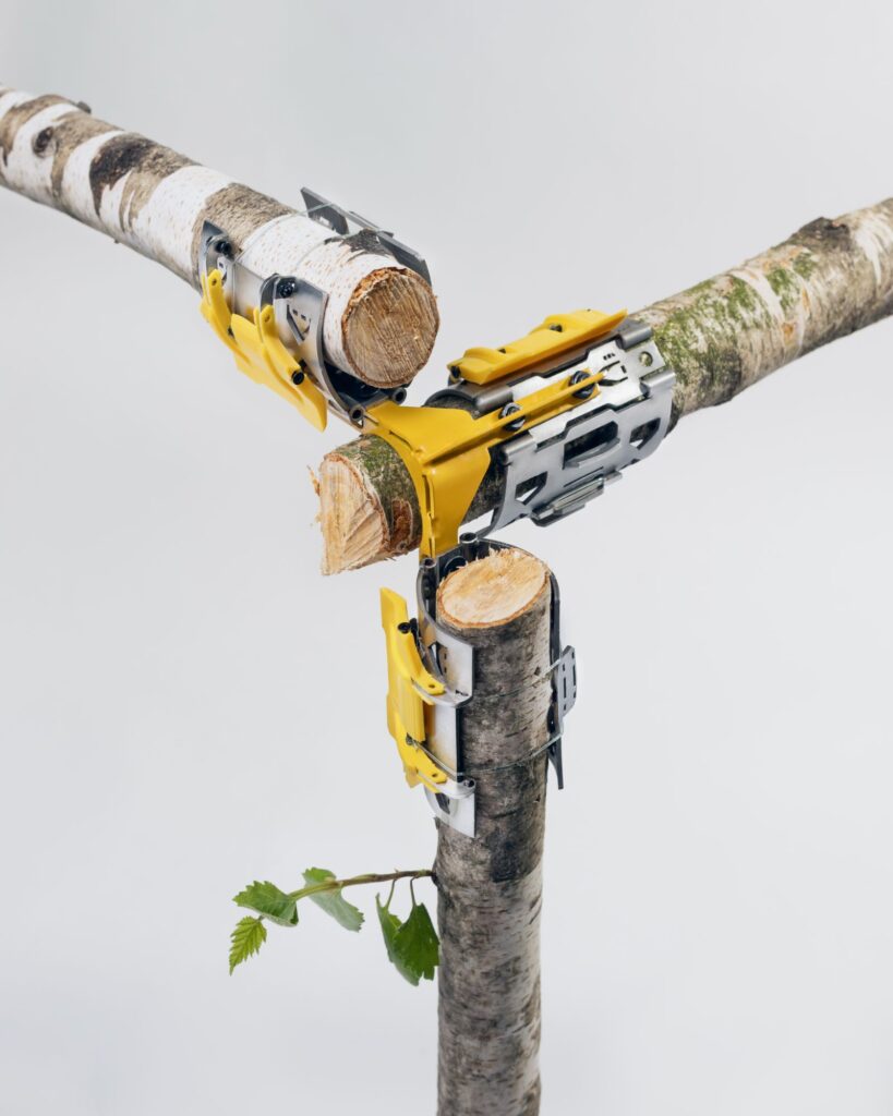 Omnibite self-building system joint connecting raw wooden branches