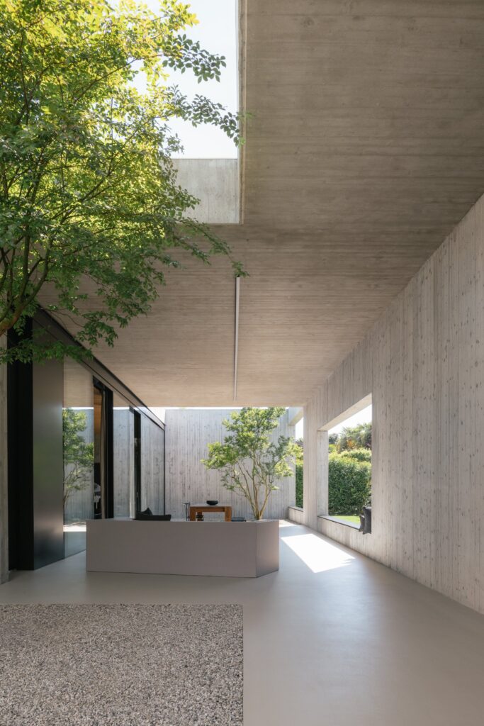 Minimal concrete villa by MIDE architetti connects architecture and landscape -