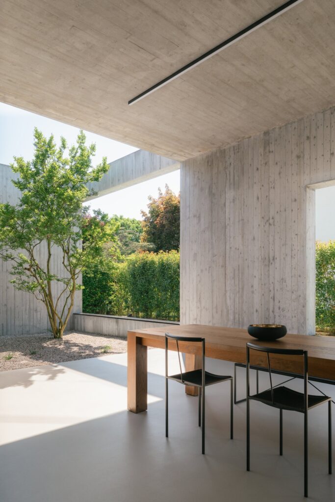 Minimal concrete villa by MIDE architetti connects architecture and landscape -