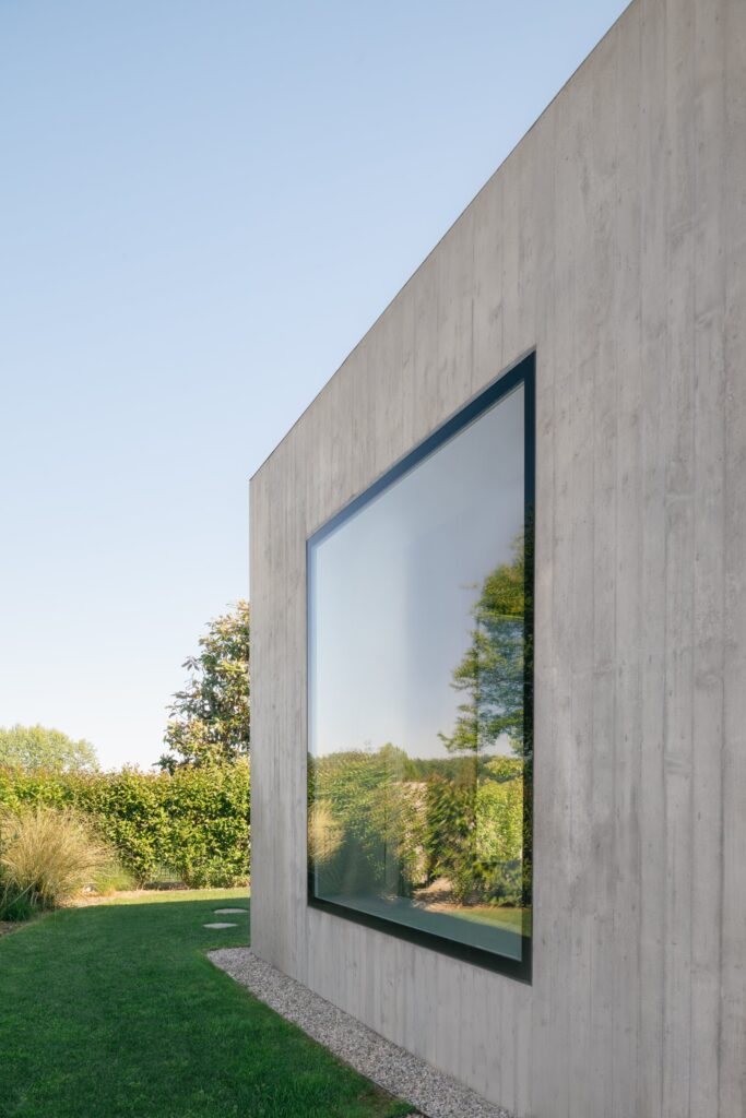 Minimal concrete villa by MIDE architetti connects architecture and landscape -