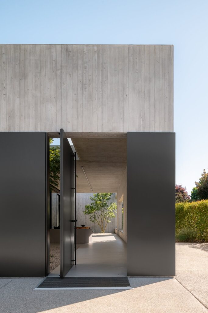 Minimal concrete villa by MIDE architetti connects architecture and landscape -