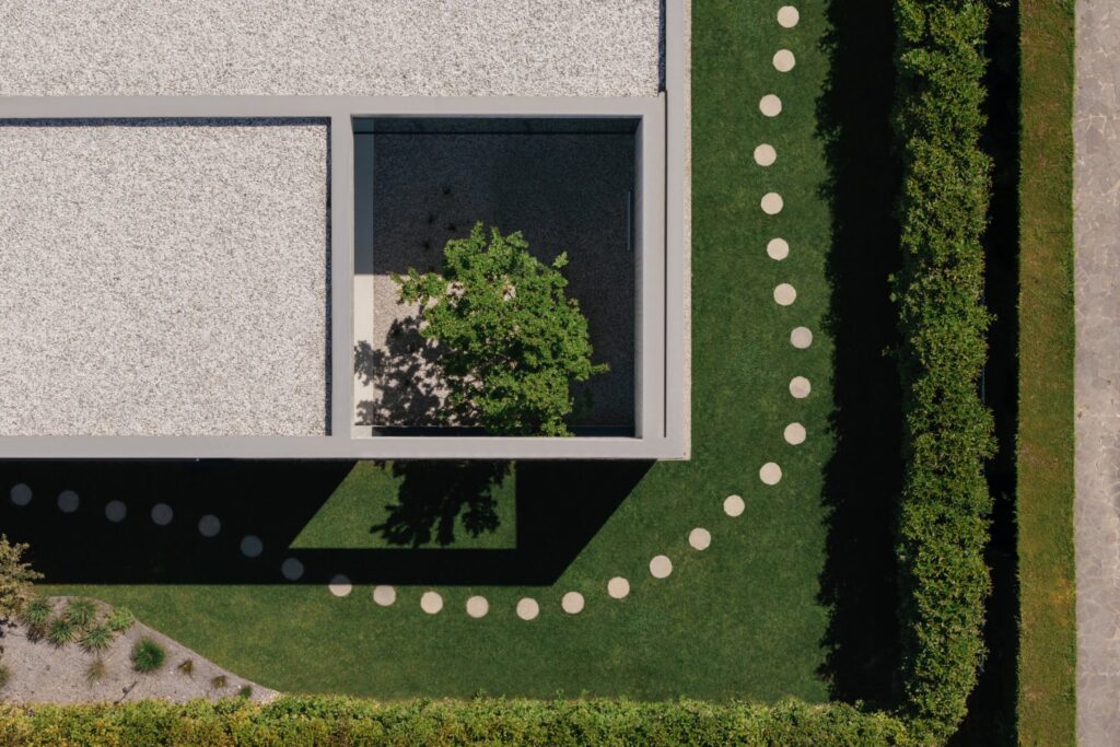 Minimal concrete villa by MIDE architetti connects architecture and landscape -