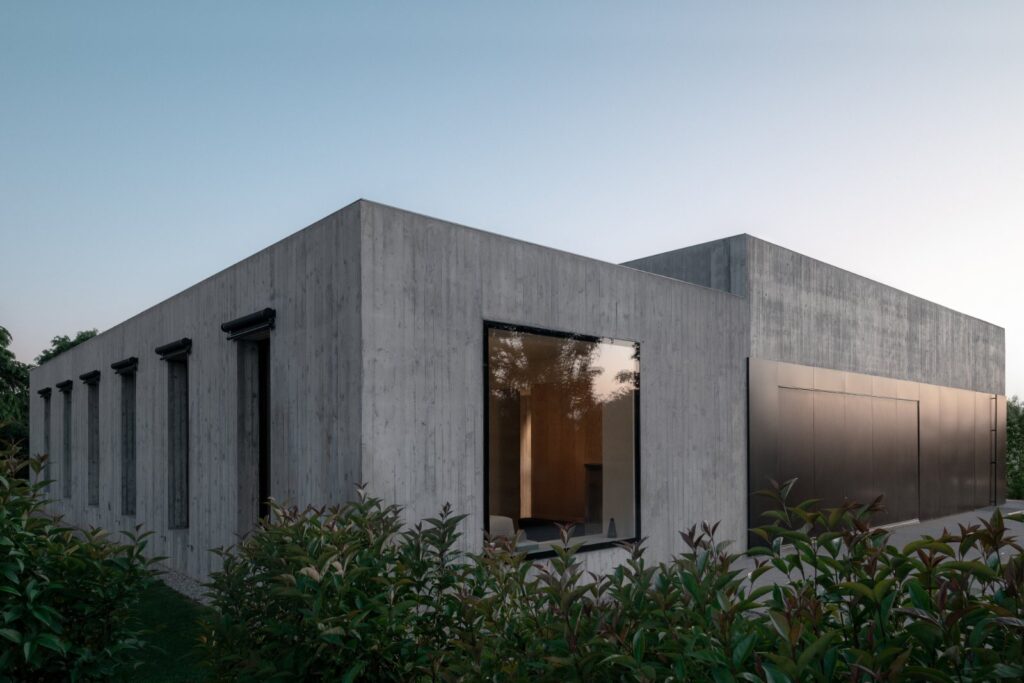 Minimal concrete villa by MIDE architetti connects architecture and landscape -