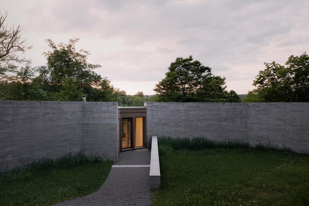 Concrete walls marking the entrance to a secondary residence
