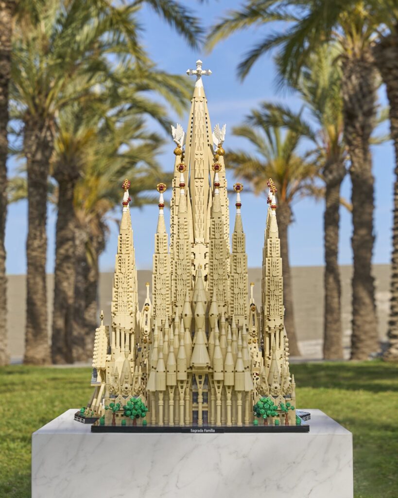 LEGO recreates Sagrada Família in 12060 piece architecture set