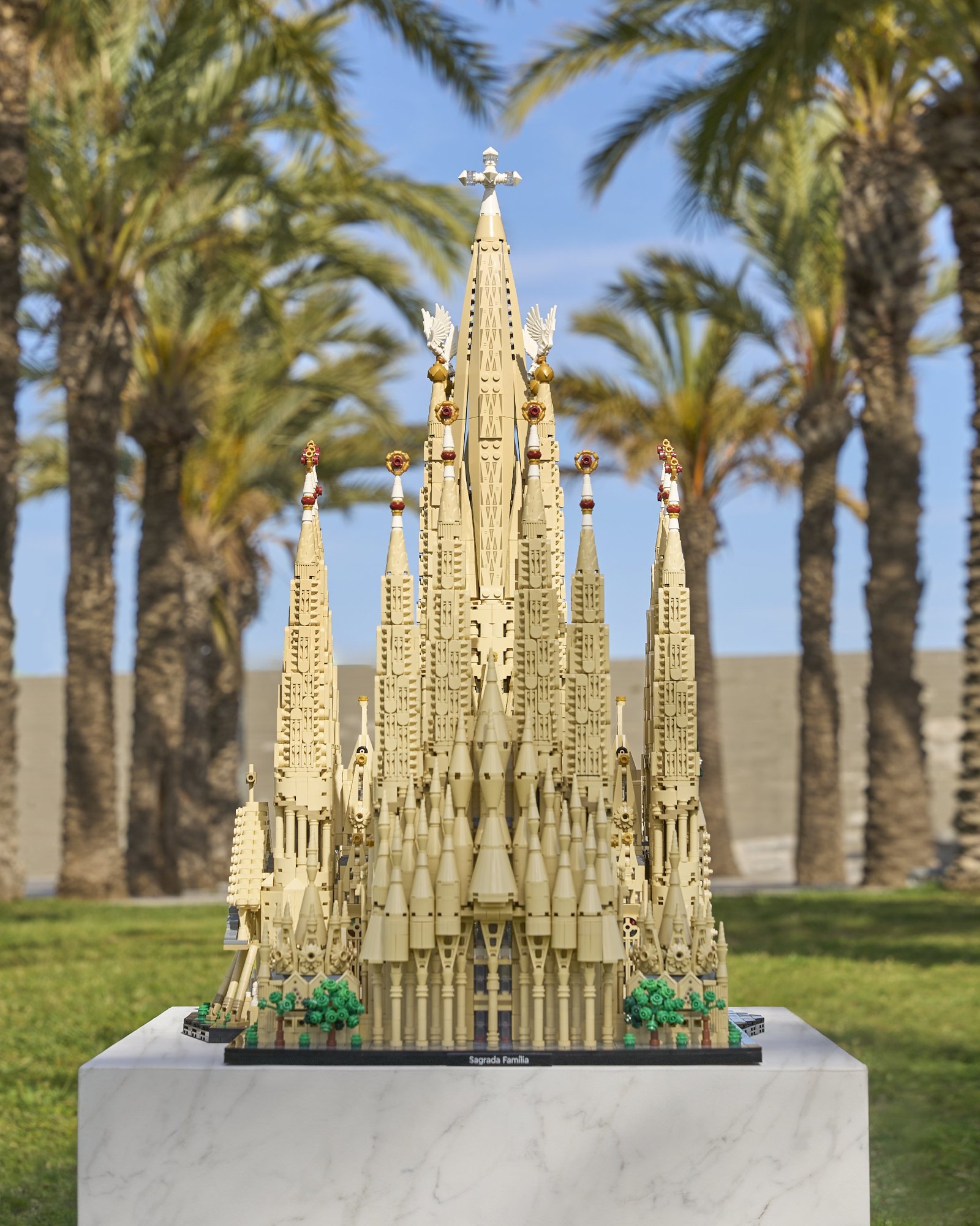 LEGO recreates Sagrada Família in 12060 piece architecture set