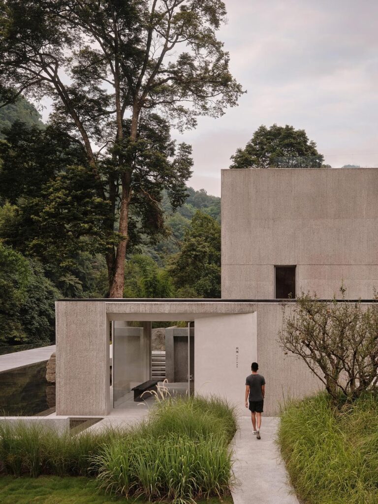 Studio J. Bridgland roots ZOLAND·Emei Resort in the mountain landscape -