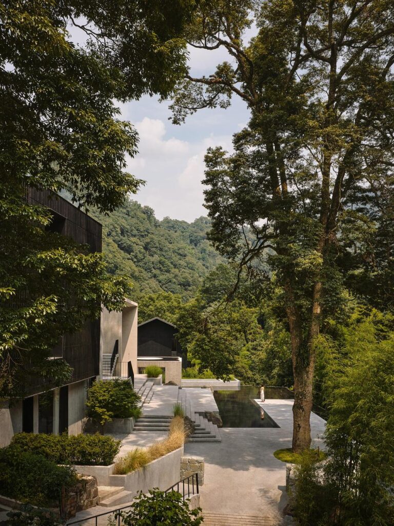Studio J. Bridgland roots ZOLAND·Emei Resort in the mountain landscape -