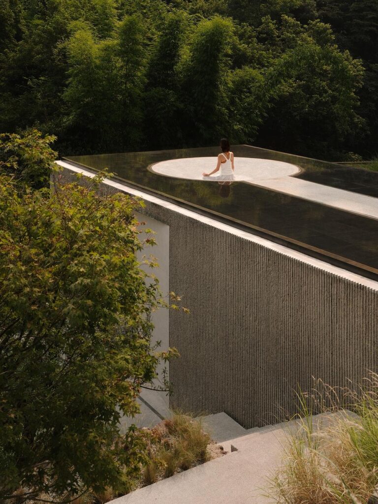 Studio J. Bridgland roots ZOLAND·Emei Resort in the mountain landscape -