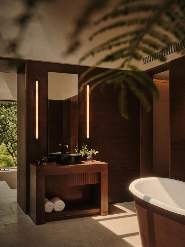 Studio J. Bridgland roots ZOLAND·Emei Resort in the mountain landscape -
