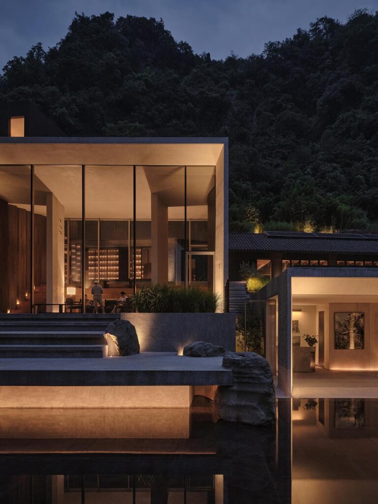 Studio J. Bridgland roots ZOLAND·Emei Resort in the mountain landscape -
