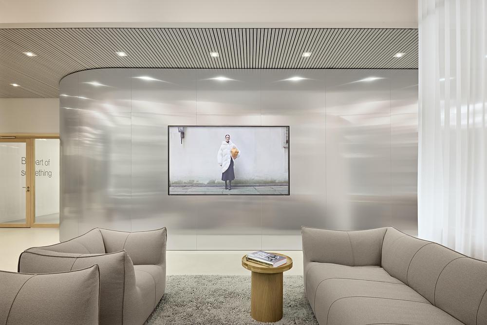 HENN translates digital luxury into BESTSECRET office in Munich -