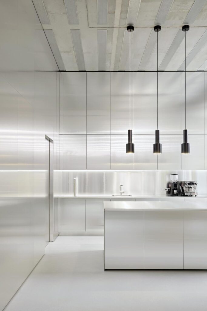HENN translates digital luxury into BESTSECRET office in Munich -