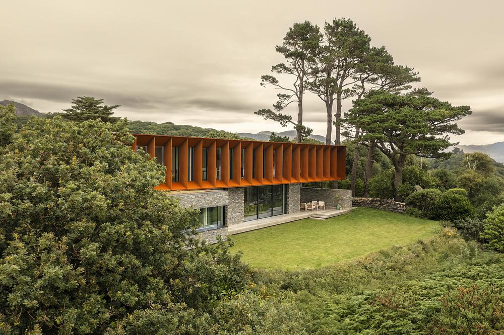 Ström Architects designs a coastal home in Porthmadog -