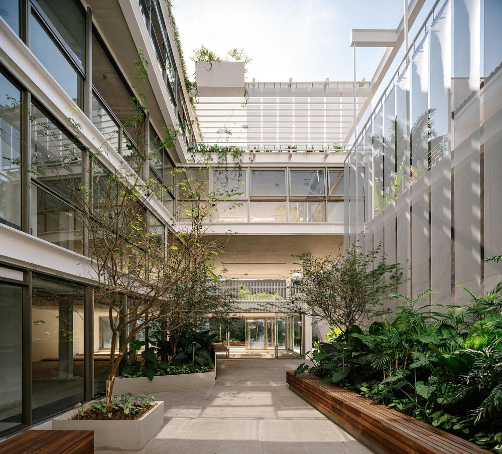 Ibira Work by FGMF connects workplace and landscape in São Paulo -