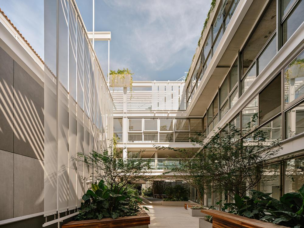 Ibira Work by FGMF connects workplace and landscape in São Paulo -