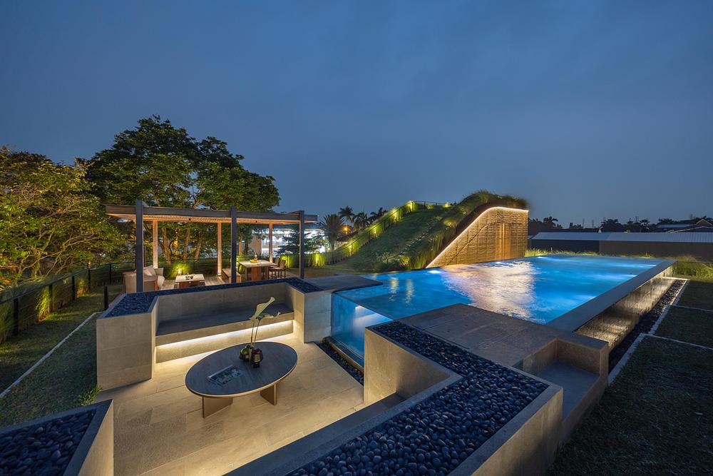 Split Mass Residence connects living spaces through grassy rooftops -
